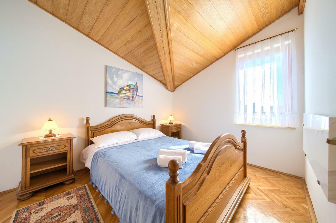 Apartment Galerija By El-Pi Tours Njivice Eksteriør bilde