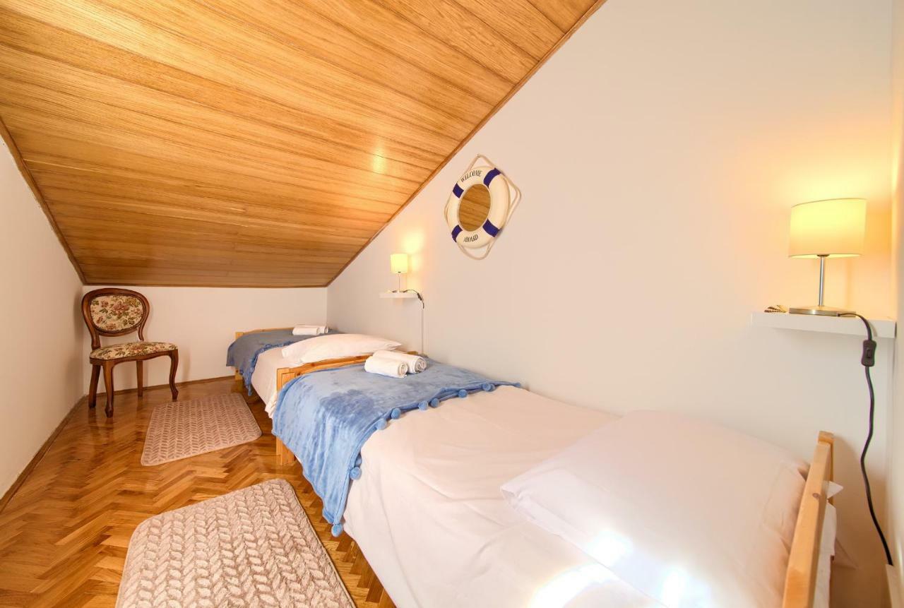 Apartment Galerija By El-Pi Tours Njivice Eksteriør bilde